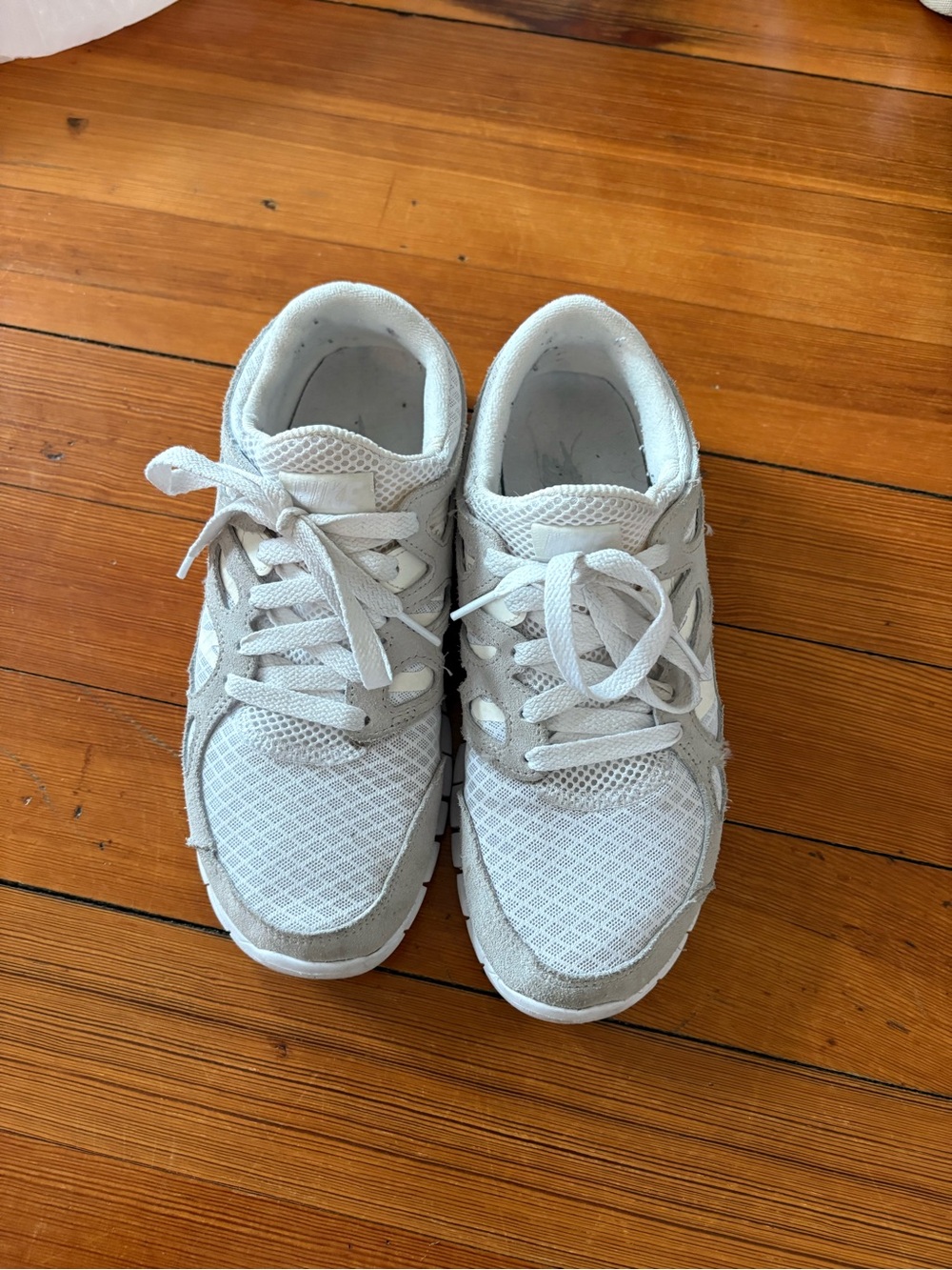 Nike Free Run 2 sneakers in a grey and white colorway size 9